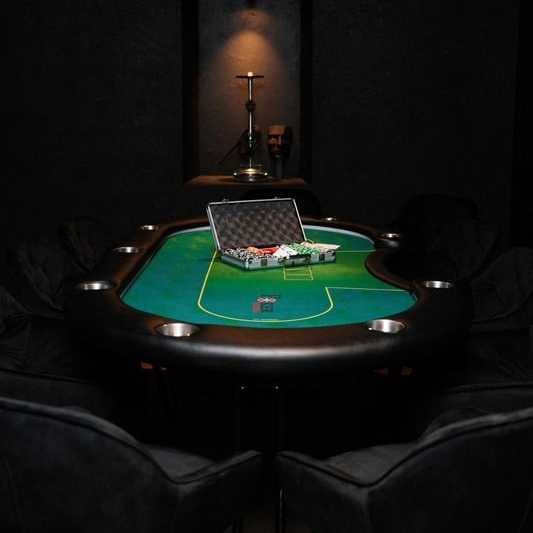 Profesionalus pokerio stalas su žetonais ir kortomis privačioje žaidimų erdvėje
